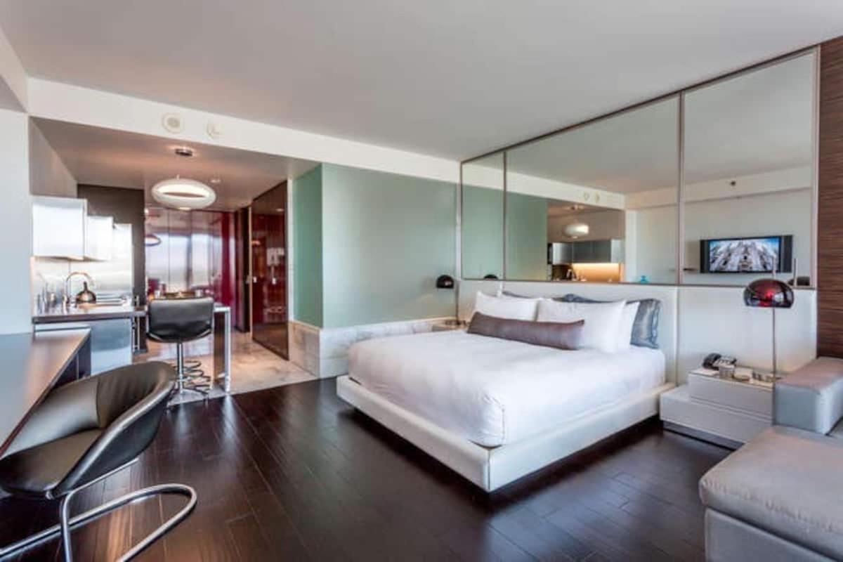 Luxury Studio Strip View No Fee Palms Place Apartahotel